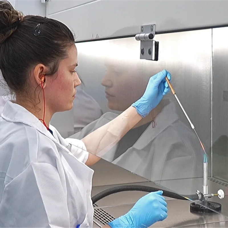 Mulher cientista no laboratório